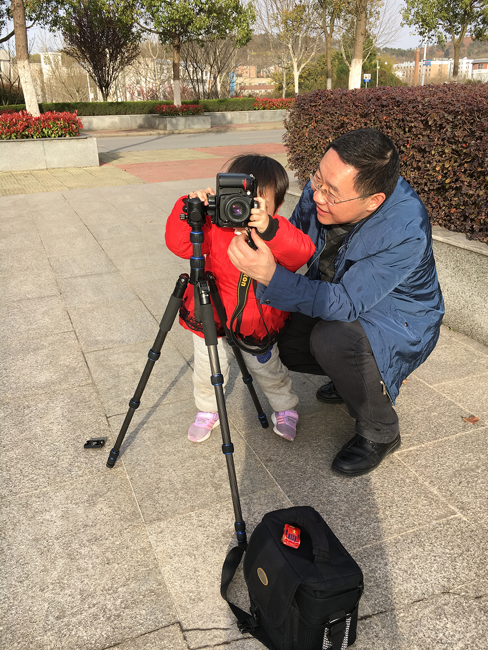 爸爸石继军教女儿石金诺拍照片-1
